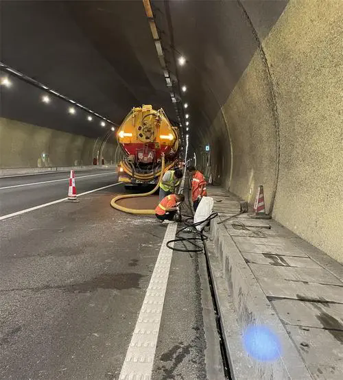 泰和隧道排水渠清淤